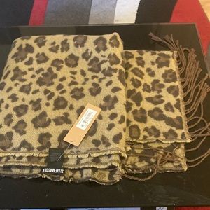 Steve Madden acrylic polyester leopard scarf